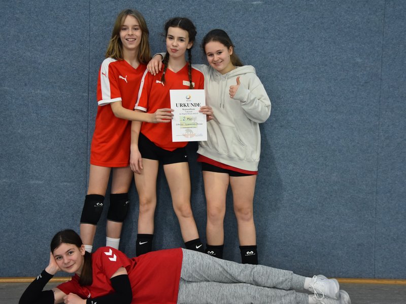 Titelbild für Beitrag: Jugend trainiert für Olympia: Mädchenteam erreicht 2. Platz