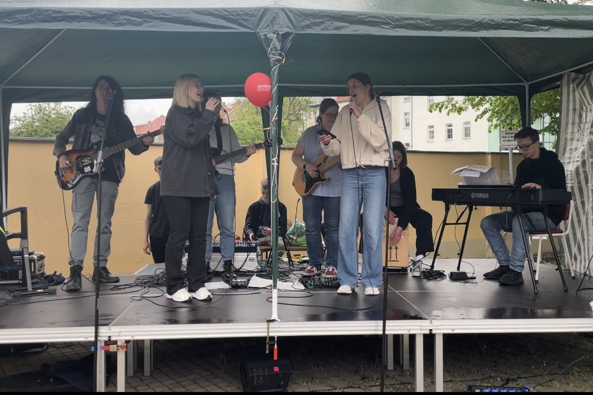 Titelbild für Beitrag: Schulband spielt beim Tag der offenen Tür der Alexianer