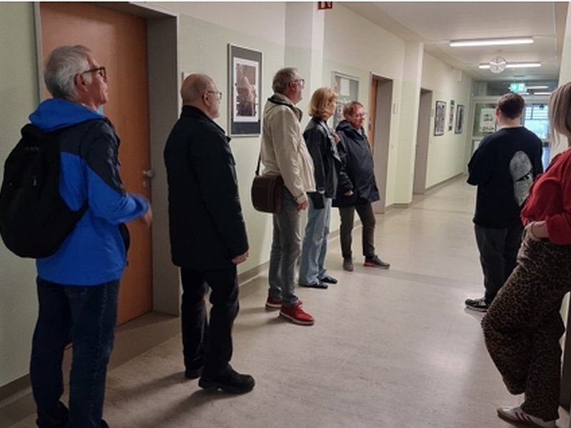 Titelbild für Beitrag: Simon Muchau führt durch Demokratie-Ausstellung