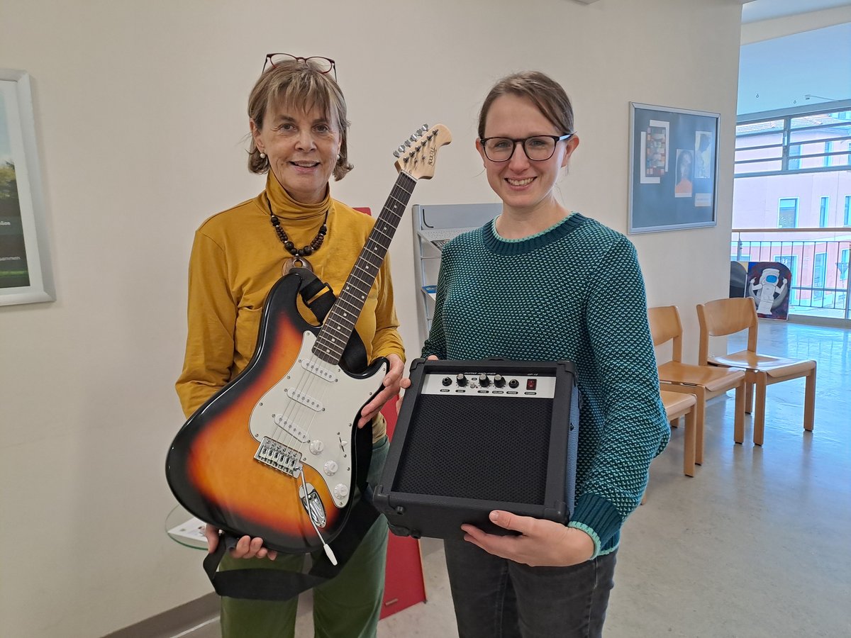 Titelbild für Beitrag: Fachschaft Musik freut sich über gespendete E-Gitarre