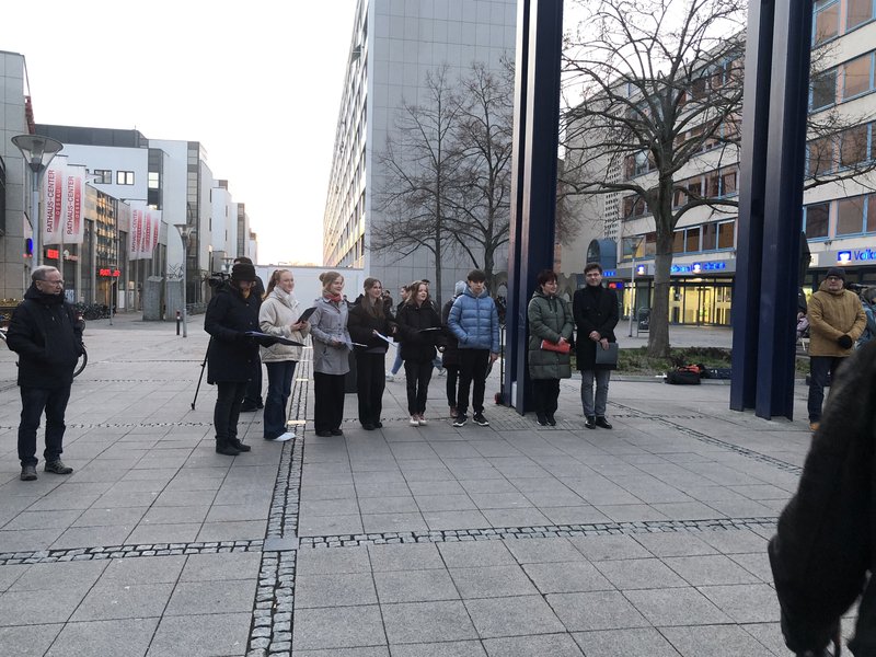 Titelbild für Beitrag: „Ich weiß nur noch, wie mein Mann schrie. Holt uns raus, holt uns raus. Wenn die noch Phosphor werfen, verbrennen wir alle.“