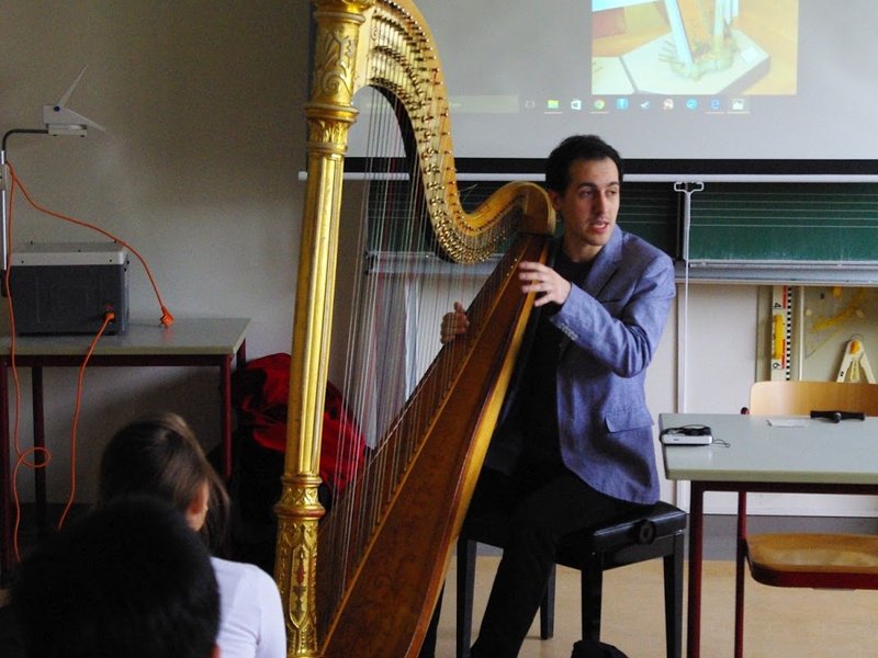 Titelbild für Beitrag: Harfner stimmen immer – Der Harfenist Viktor Hartobanu zu Besuch bei den 6. Klassen