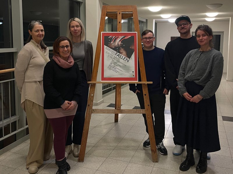 Titelbild für Beitrag: „… FALLEN“ -eine Vernissage voller Kunst, Klang und Kreativität