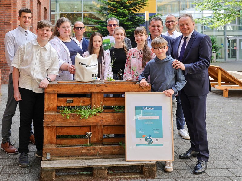 Titelbild für Beitrag: Grüner Pfau gewinnt