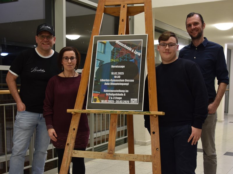 Titelbild für Beitrag: Kunst, die zum Nachdenken anregt: Simon Muchau eröffnete seine erste Vernissage im Liborius-Gymnasium