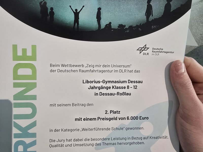 Titelbild für Beitrag: Tag der Raumfahrt 2025 in Berlin: Libo gewinnt Schulpreis des Deutschen Luft- und Raumfahrtzentrums
