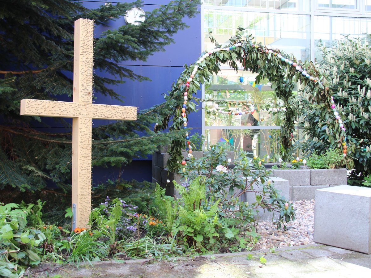 Titelbild für Beitrag: Osterbrunnen plätschert auf dem Schulhof