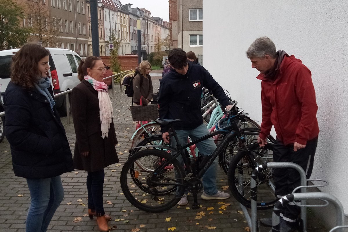 Titelbild für Beitrag: Förderverein übergibt neue Fahrradständer an Schülerinnen und Schüler
