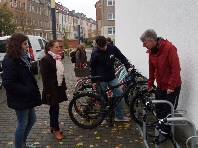 Titelbild für Beitrag: Förderverein übergibt neue Fahrradständer an Schülerinnen und Schüler