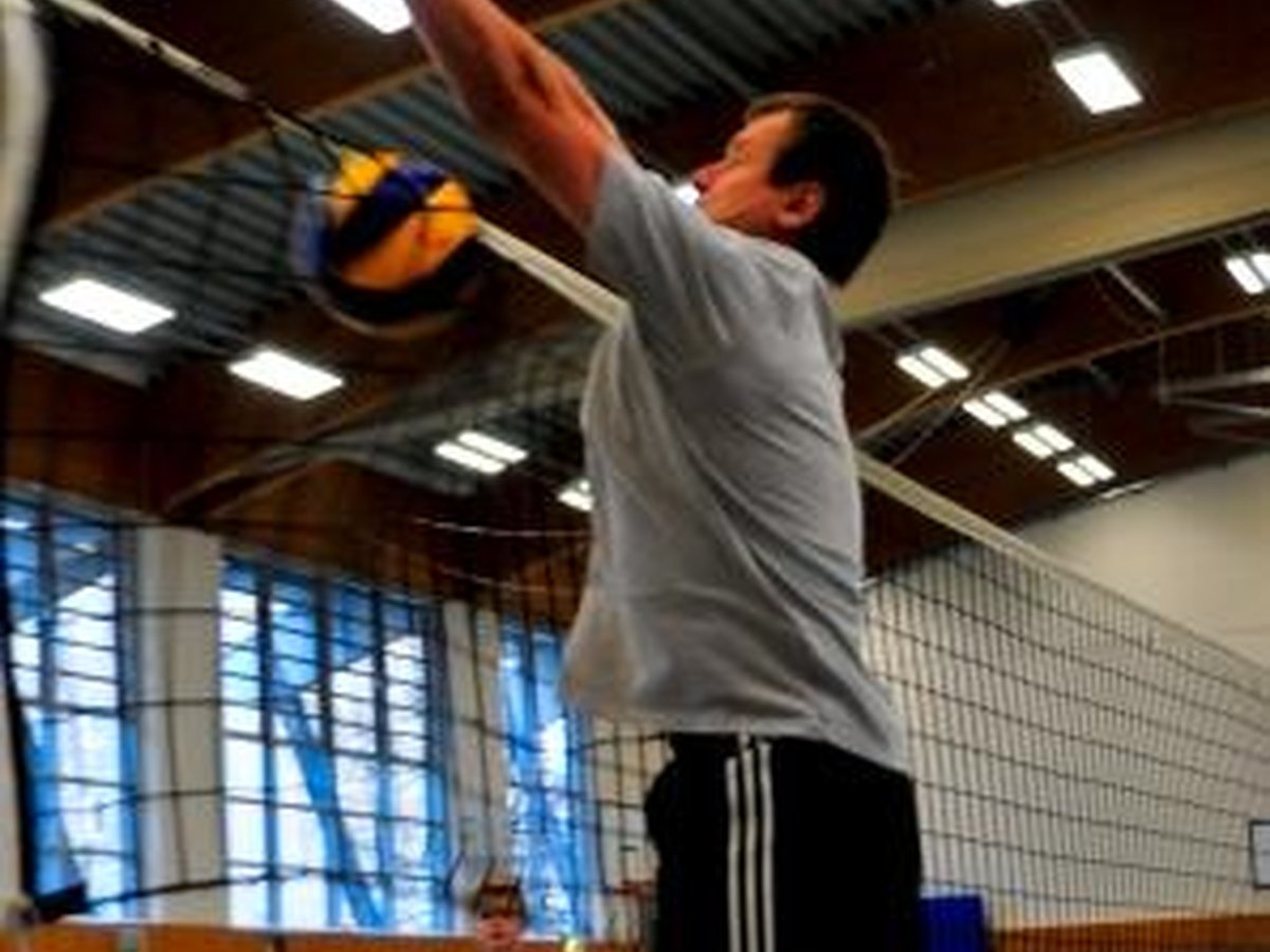 Titelbild für Beitrag: Weihnachtsvolleyballturnier – Lehrerteam nach zwei Jahren Zwangspause wieder erfolgreich