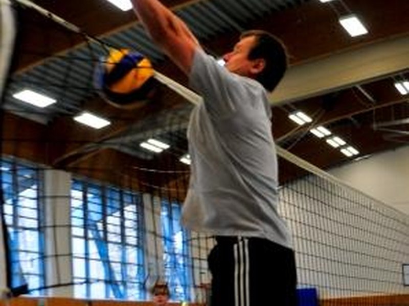 Titelbild für Beitrag: Weihnachtsvolleyballturnier – Lehrerteam nach zwei Jahren Zwangspause wieder erfolgreich