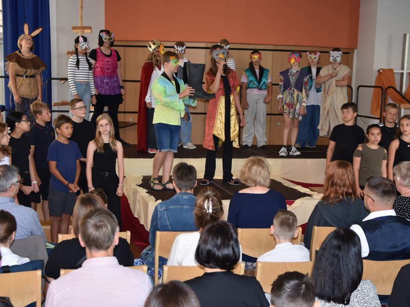 Titelbild für Beitrag: Libo begrüßt seine neuen Fünftklässler mit Kindermusical „Kwela, Kwela“