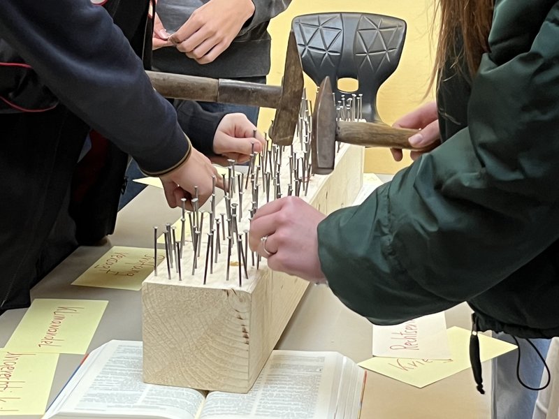 Titelbild für Beitrag: Ein Nagel für meinen Schmerz – Fastenaktion mit allen Schüler- und Lehrer*innen